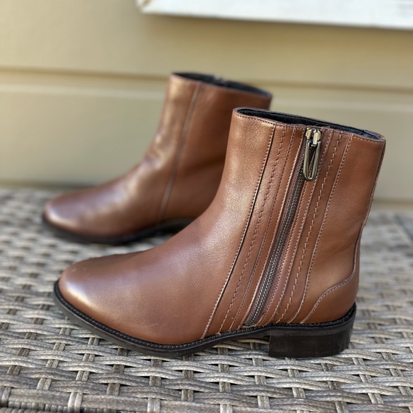 Aquatalia Narina Calf Brown Leather Zipper Ankle and Booties Boots. - Picture 2 of 10